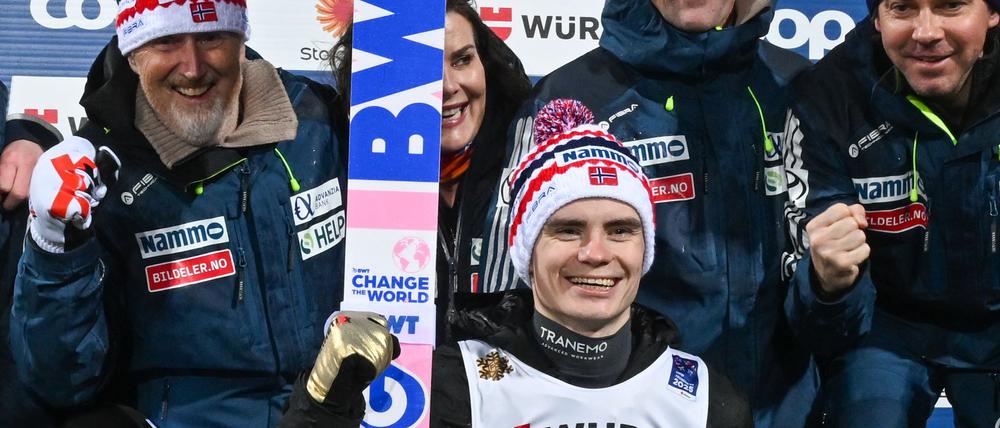 Sportdirektor Aalbu beim Goldjubel auf der Normalschanze.