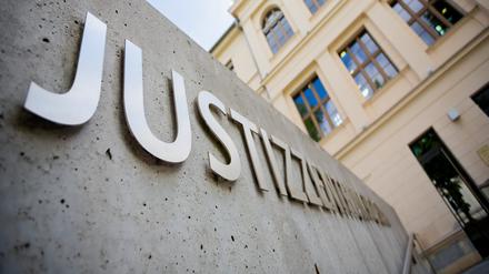 Am Potsdamer Landgericht begann der Prozess wegen versuchten Mordes bei einem Grillfest.