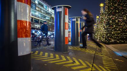 Schutz vor Terror: Sicherheitsbarrieren an den Eingängen zum Weihnachtsmarkt am Breitscheidplatz.