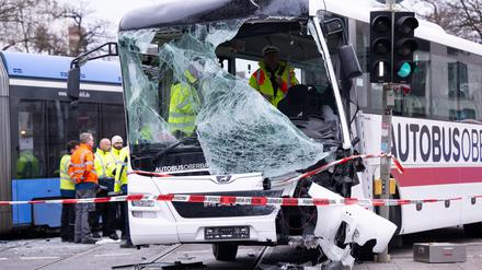 Bei einem Unfall mit einem Reisebus und einer Trambahn in München sind nach Angaben der Feuerwehr zehn Menschen verletzt worden, einer davon schwer. 