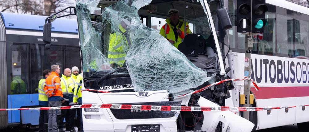 Bei einem Unfall mit einem Reisebus und einer Trambahn in München sind nach Angaben der Feuerwehr zehn Menschen verletzt worden, einer davon schwer.