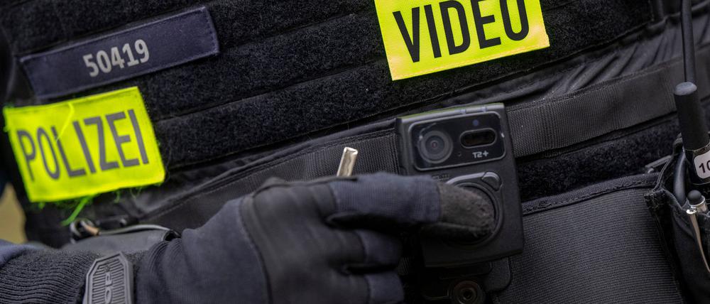 Polizisten sind laut einer Studie für Bodycams, Sanitäter eher dagegen. (Archivfoto)