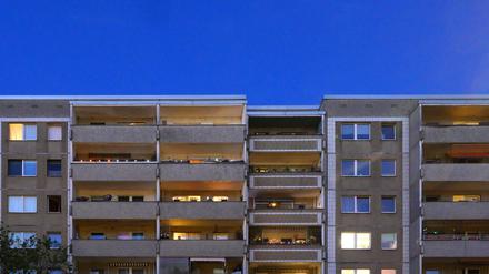 Wohnen wird in Berlin immer teurer. Wie sehr die Mieten angehoben werden ist Gegenstand politischer Auseinandersetzungen. 