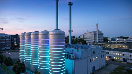 In der Türmen des Wärmelieferanten BTB in Adlershof wird heißes Wasser gespeichert.
