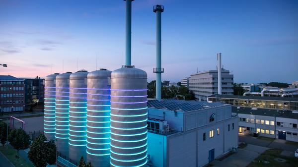 In der Türmen des Wärmelieferanten BTB in Adlershof wird heißes Wasser gespeichert.