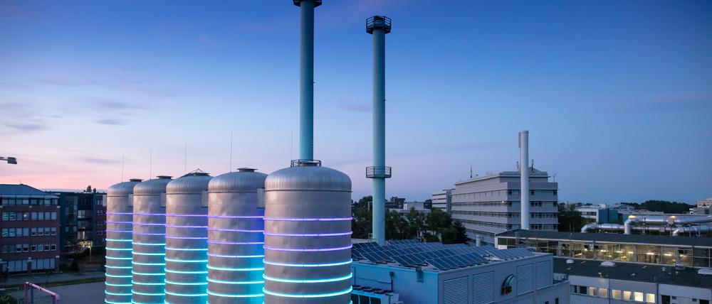 In der Türmen des Wärmelieferanten BTB in Adlershof wird heißes Wasser gespeichert.