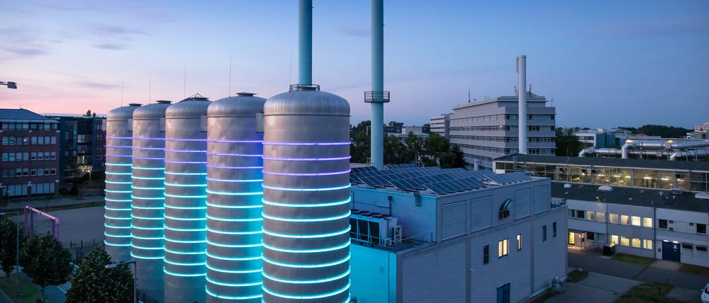 In der Türmen des Wärmelieferanten BTB in Adlershof wird heißes Wasser gespeichert.