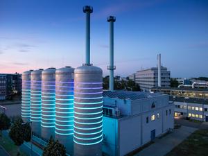 In der Türmen des Wärmelieferanten BTB in Adlershof wird heißes Wasser gespeichert.