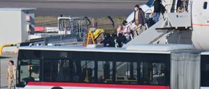 Im Flieger sollen auch sogenannte Ortskräfte sitzen, die in der Vergangenheit in Afghanistan die Bundeswehr unterstützt haben.