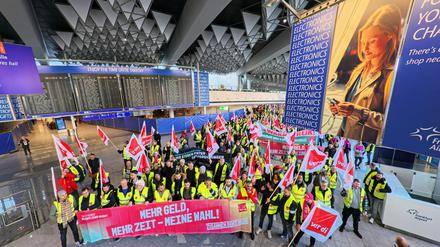  An den Flughäfen blieben die Abflughallen leer, weil die meisten Passagiere rechtzeitig von den Streiks gehört hatten.
