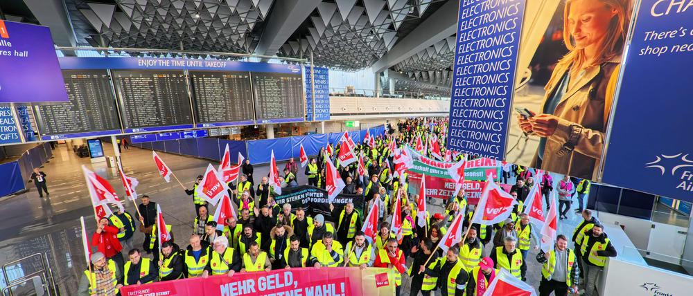 An den Flughäfen blieben die Abflughallen leer, weil die meisten Passagiere rechtzeitig von den Streiks gehört hatten.