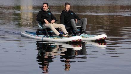 Die Start-Up Gründer Ingo Friedrich (links) und Florian Menzinger bei einer Testfahrt auf dem Jungfernsee in Neu Fahrland.