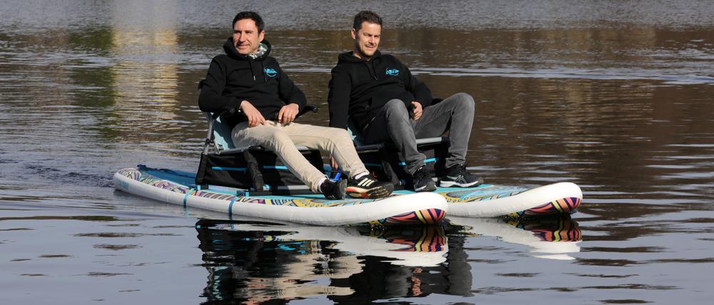 Die Start-Up Gründer Ingo Friedrich (links) und Florian Menzinger bei einer Testfahrt auf dem Jungfernsee in Neu Fahrland.