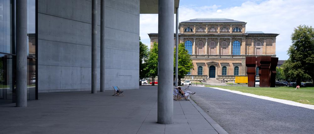 Blick von der Pinakothek der Moderne auf die Alte Pinakothek, die Ausstellungshäuser der Staatsgemäldesammlungen.