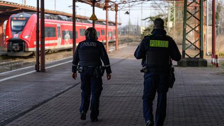 Stationäre Grenzkontrollen sind im Schengen-Raum eigentlich nicht vorgesehen und müssen, da wo sie trotzdem eingerichtet werden, bei der EU-Kommission angemeldet werden. (Archivfoto)