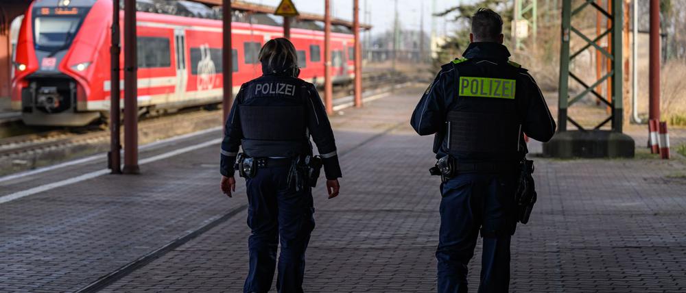 Stationäre Grenzkontrollen sind im Schengen-Raum eigentlich nicht vorgesehen und müssen, da wo sie trotzdem eingerichtet werden, bei der EU-Kommission angemeldet werden. (Archivfoto)