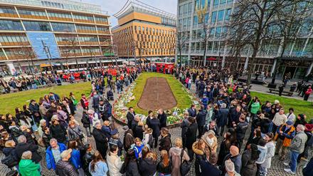 Rund 1.500 Menschen kamen zum interreligiösen Gebet in Mannheim, um der Opfer der Todesfahrt vor einer Woche zu gedenken. 