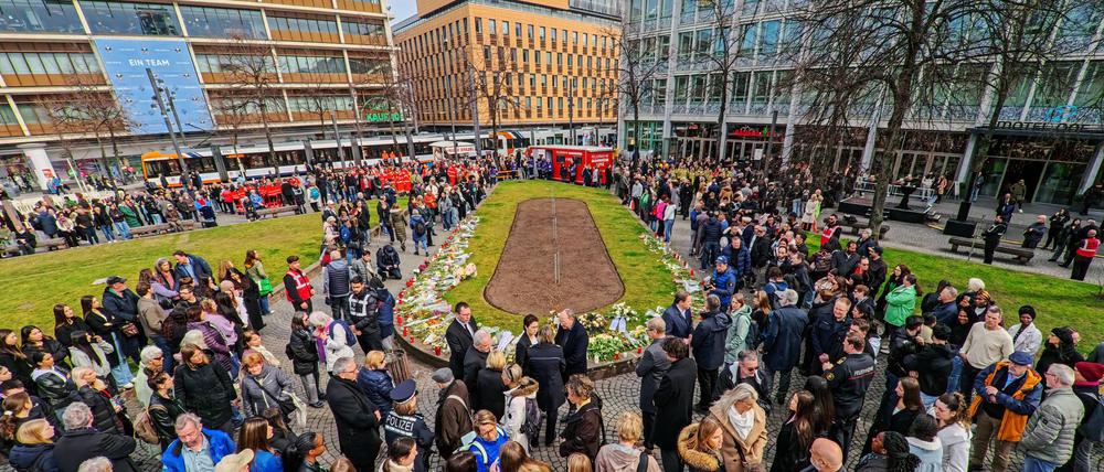 Rund 1.500 Menschen kamen zum interreligiösen Gebet in Mannheim, um der Opfer der Todesfahrt vor einer Woche zu gedenken.
