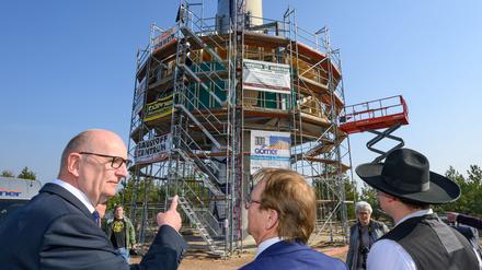 Im Landkreis Elbe-Elster entstehen in alten Windrädern neue Ferienhäuschen.