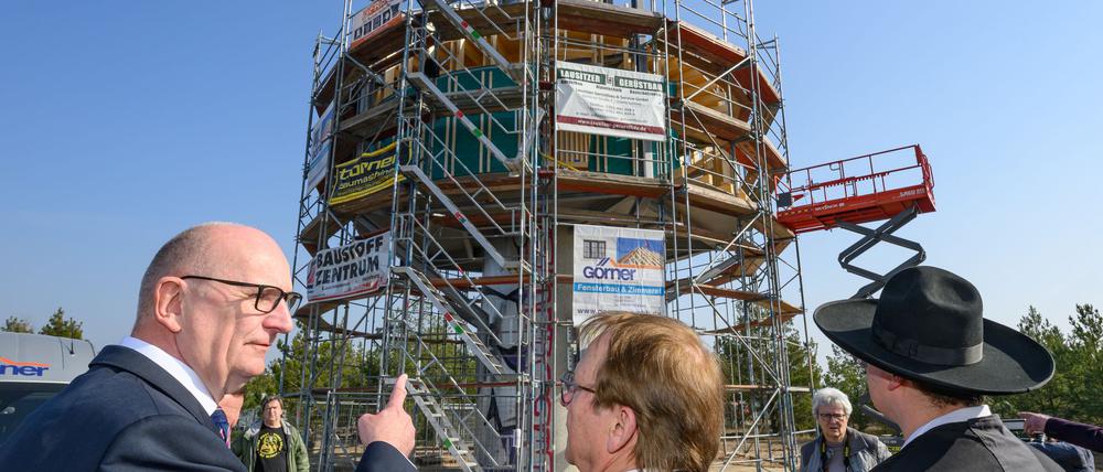 Im Landkreis Elbe-Elster entstehen in alten Windrädern neue Ferienhäuschen.
