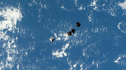 Satelliten auf Erdumlaufbahnen liefern zum Beispiel Informationen, die sie aus der Weltraumperspektive sammeln, oder dienen der Kommunikation.
