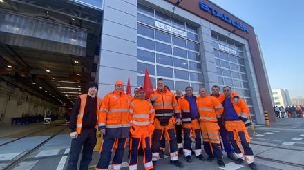 Stadler-Mitarbeiter auf dem Werksgelände in Berlin-Pankow