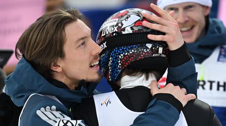 Johann Andre Forfang (l) und Marius Lindvik versuchen ihre Unschuld zu beteuern. Doch das nimmt ihnen kaum jemand ab.