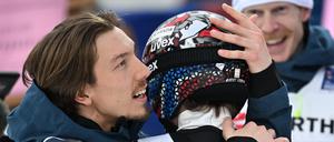 Johann Andre Forfang (l) und Marius Lindvik versuchen ihre Unschuld zu beteuern. Doch das nimmt ihnen kaum jemand ab.
