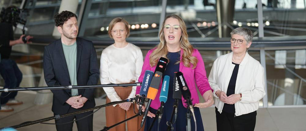 Vier gegen Merz: die Grünen-Chefs Felix Banaszak und Franziska Brantner (l.) sowie die Fraktionsvorsitzenden der Grünen, Katharina Dröge und Britta Haßelmann.