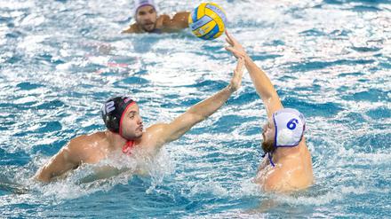 Spandau 04 (li. Kristijan Culina gegen, Denis Strelezkij) trifft diesmal bereits im Halbfinale des Pokals auf Waspo Hannover.  
