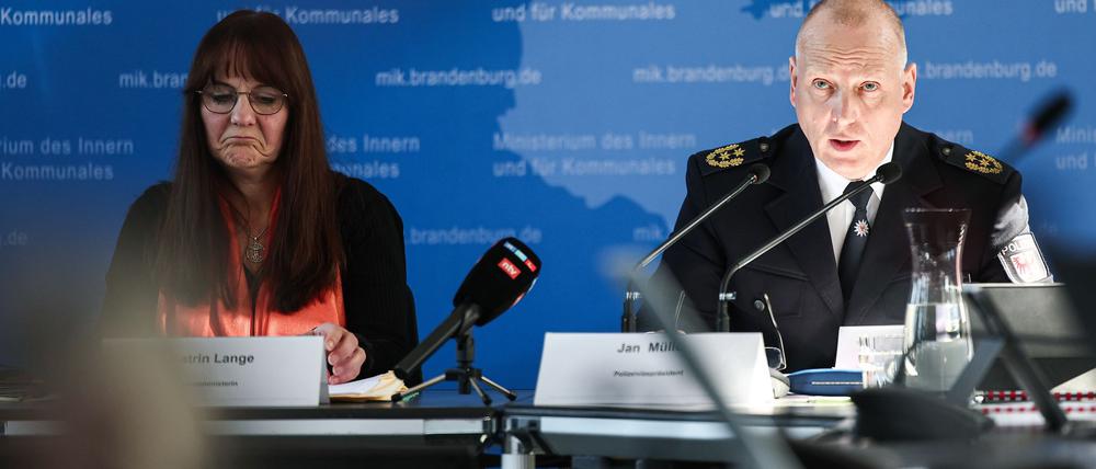 Brandenburgs Innenministerin Katrin Lange (SPD) und Polizeivizepräsident Jan Müller stellen die Kriminalitätsstatistik 2024 vor.