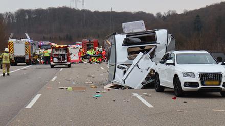 Blick auf die Unfallstelle. Bei einem schweren Verkehrsunfall auf der Autobahn 6 sind mehrere Personen schwer verletzt worden. 