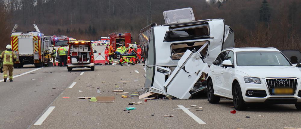 Blick auf die Unfallstelle. Bei einem schweren Verkehrsunfall auf der Autobahn 6 sind mehrere Personen schwer verletzt worden.