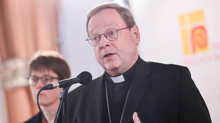 Georg Bätzing, Vorsitzender der Deutschen Bischofskonferenz, spricht vor der Frühjahrsvollversammlung der Deutschen Bischofskonferenz zu Journalisten. 