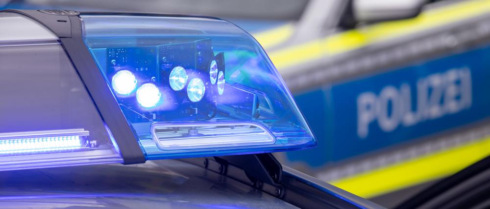 Ein Blaulicht auf dem Dach eines Polizeifahrzeugs. (Symbolbild)