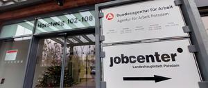 Der Eingang zur Bundesagentur für Arbeit im Potsdamer Horstweg.