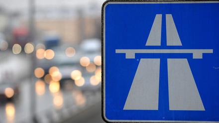 Ein Autobahnschild vor der Autobahn 100 (A100) in Richtung Wedding. 