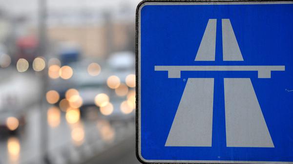 Ein Autobahnschild, aufgenommen am Donnerstag in Berlin-Charlottenburg vor einem Stau auf der Autobahn 100 (A100) in Richtung Wedding.