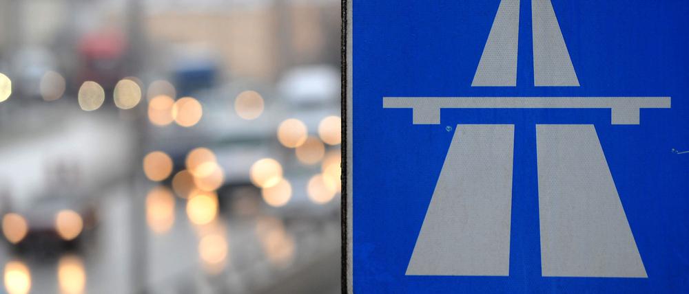 Ein Autobahnschild vor der Autobahn 100 (A100) in Richtung Wedding. 