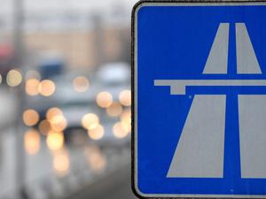Ein Autobahnschild, aufgenommen am Donnerstag in Berlin-Charlottenburg vor einem Stau auf der Autobahn 100 (A100) in Richtung Wedding.