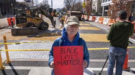 Unter den Augen von Kameracrews und Fotografen fingen Bauarbeiter und Bagger an, den Schriftzug «Black Lives Matter» (Schwarze Leben zählen) zu entfernen.