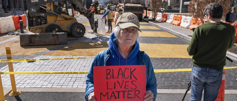 Unter den Augen von Kameracrews und Fotografen fingen Bauarbeiter und Bagger an, den Schriftzug «Black Lives Matter» (Schwarze Leben zählen) zu entfernen.