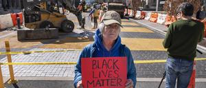 Unter den Augen von Kameracrews und Fotografen fingen Bauarbeiter und Bagger an, den Schriftzug «Black Lives Matter» (Schwarze Leben zählen) zu entfernen.