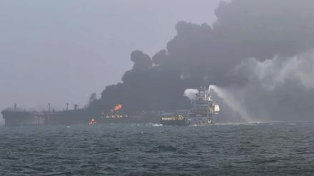 Dieses von Bartek Smialek zur Verfügung gestellte Bild zeigt den Rauch, der von einem Schiff aufsteigt.