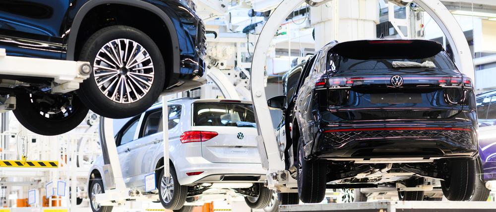 In Wolfsburg schweben Neuwagen durch das VW-Stammwerk.