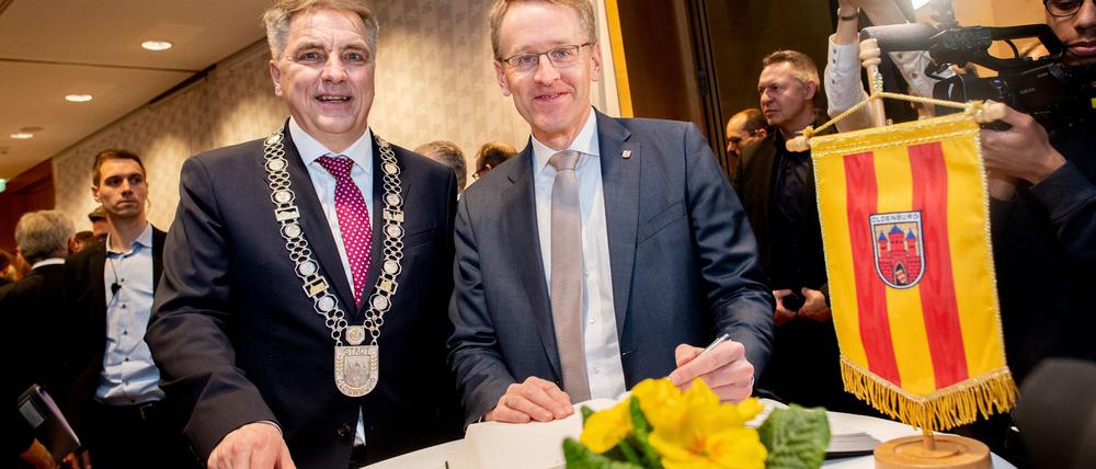 Neuer Grünkohlkönig: Daniel Günther (CDU, rechts)