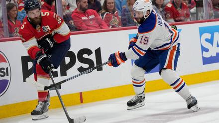 Aaron Ekblad (links) hat die Doping-Regeln der NHL gebrochen und ist für 20 Spiele gesperrt worden.
