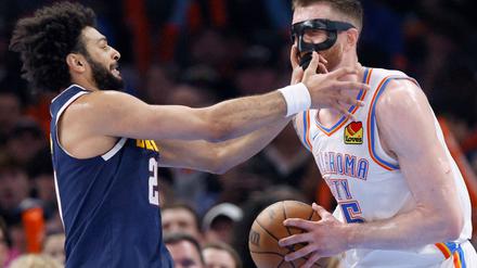 Isaiah Hartenstein (rechts) musste nach acht Siegen in Serie eine Niederlage gegen die Denver Nuggets hinnehmen.