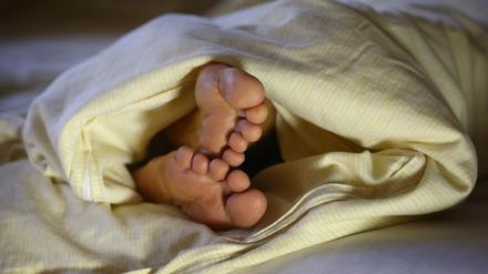 Nicht immer bekommen Menschen so viel Schlaf, wie sie brauchen - mit gesundheitlichen Folgen. (Archivbild)