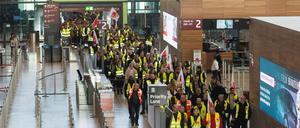 Mit einem Warnstreik hat Verdi den Flugbetrieb am BER am Montag weitgehend lahmgelegt.